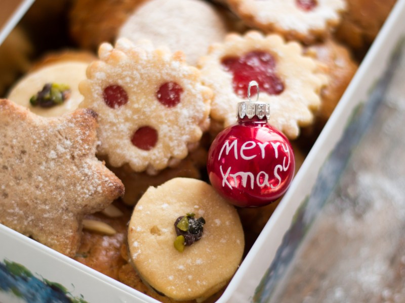 Verschiedene Weihnachtspl&auml;tzchen in Blechdose.
