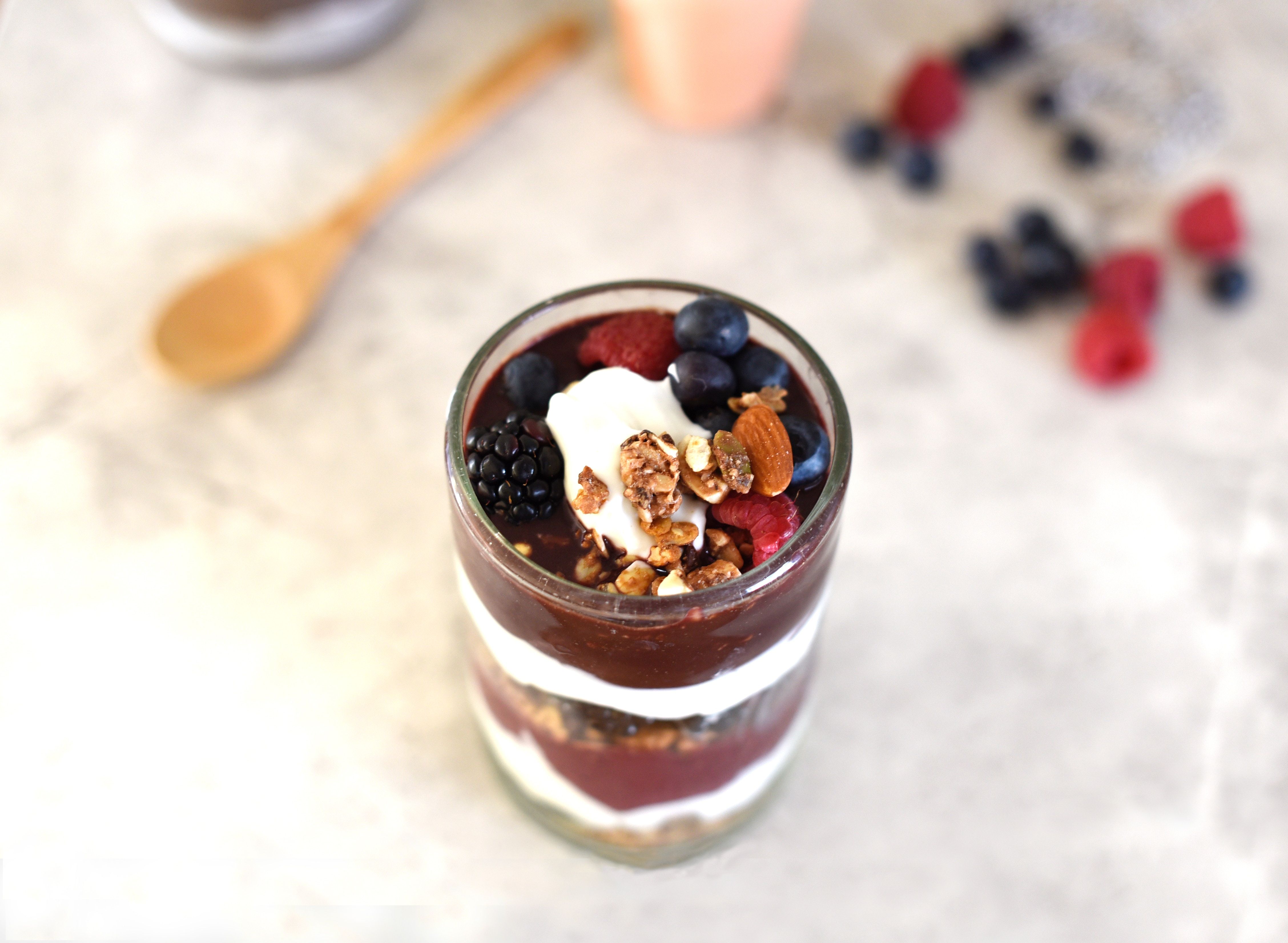 Low Carb Dessert: Griechischer Joghurt mit Nüssen und Beeren Low Carb Dessert: Griechischer Joghurt mit Nüssen und Beeren