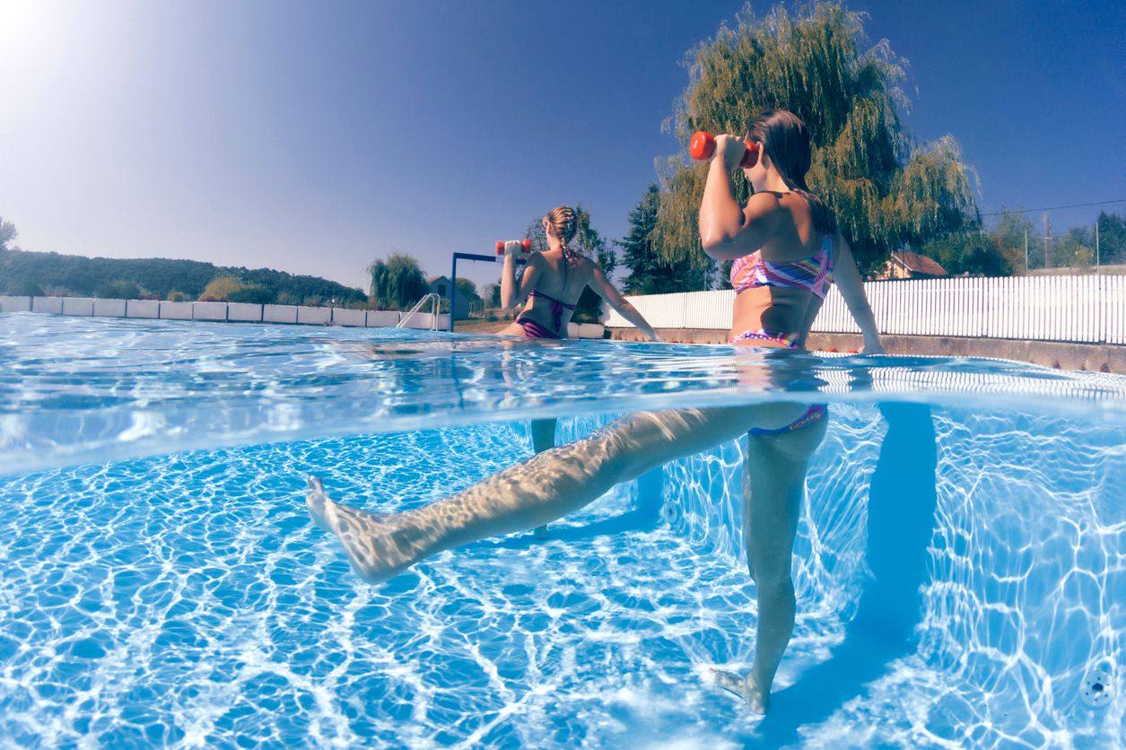 Wassergymnastik zwei Frauen trainieren Aquagymnastik im Pool