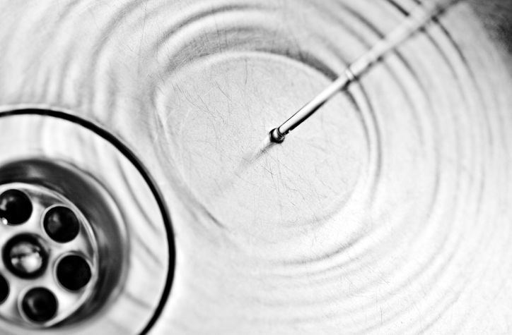 Verstopfter Abfluss: Hei&szlig;es Wasser