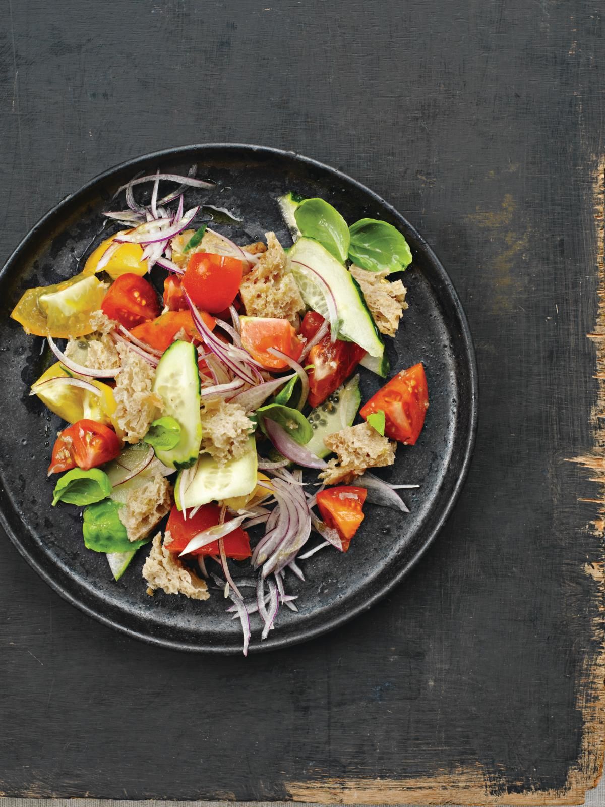 Panzanella aus altbackenem Brot Panzanella aus altbackenem Brot
