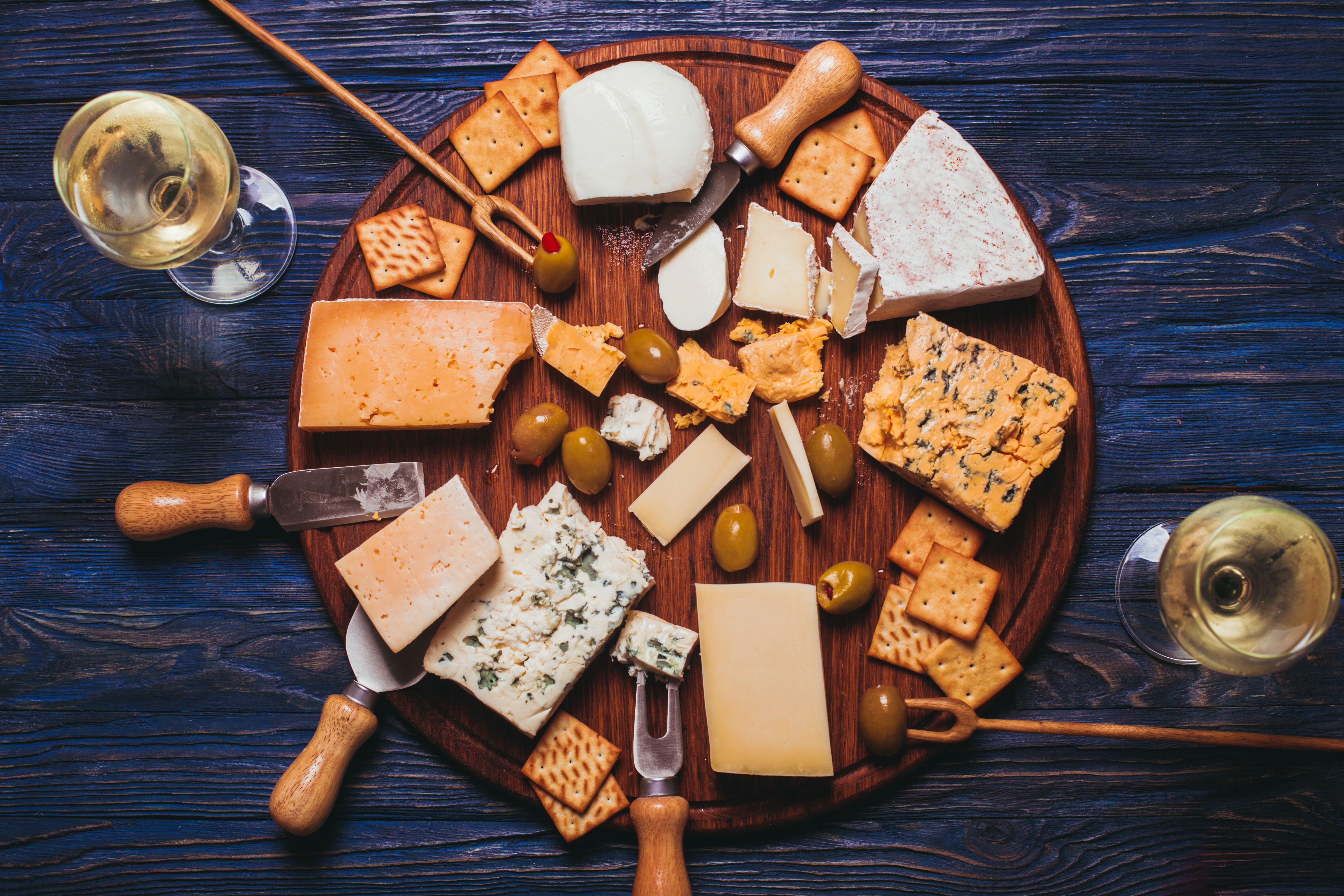 K&auml;se auf K&auml;seplatte schneiden