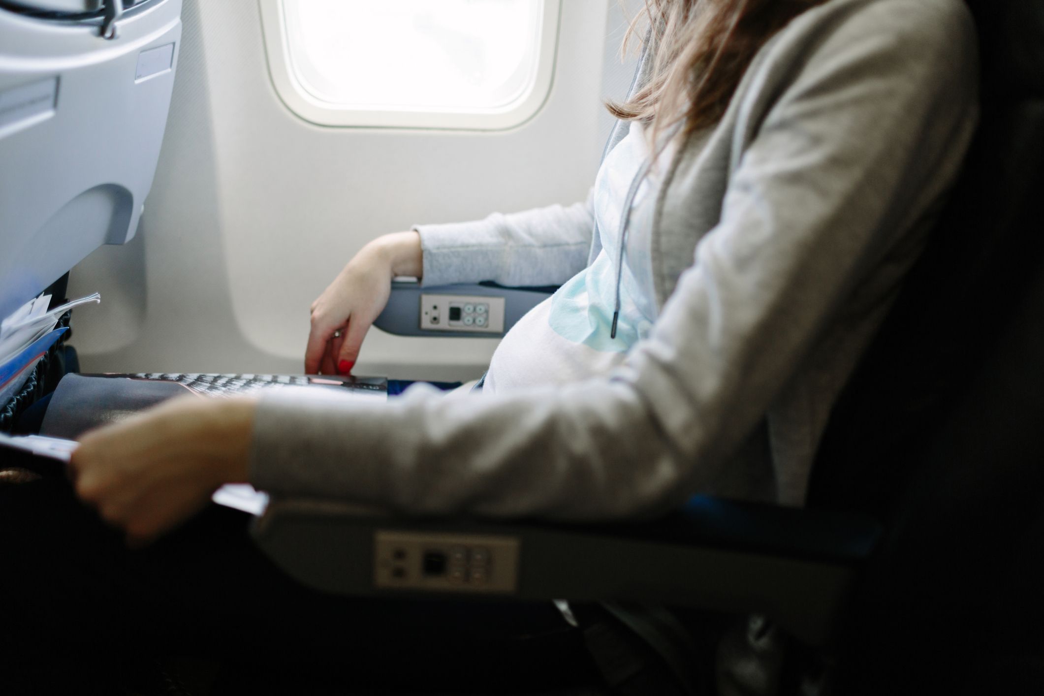 Schwanger fliegen: langes Sitzen und eingeschränkte Bewegungsmöglichkeiten sind ein Gesundheitsrisiko für Mutter und Kind Schwanger fliegen: langes Sitzen und eingeschränkte Bewegungsmöglichkeiten sind ein Gesundheitsrisiko für Mutter und Kind