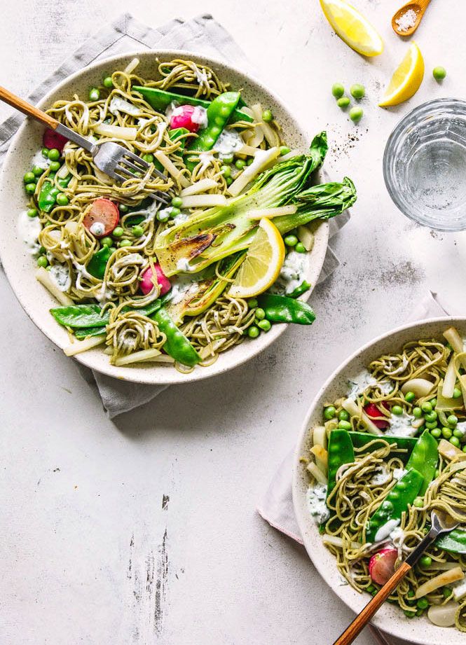 Gericht mit Edamame-Pasta