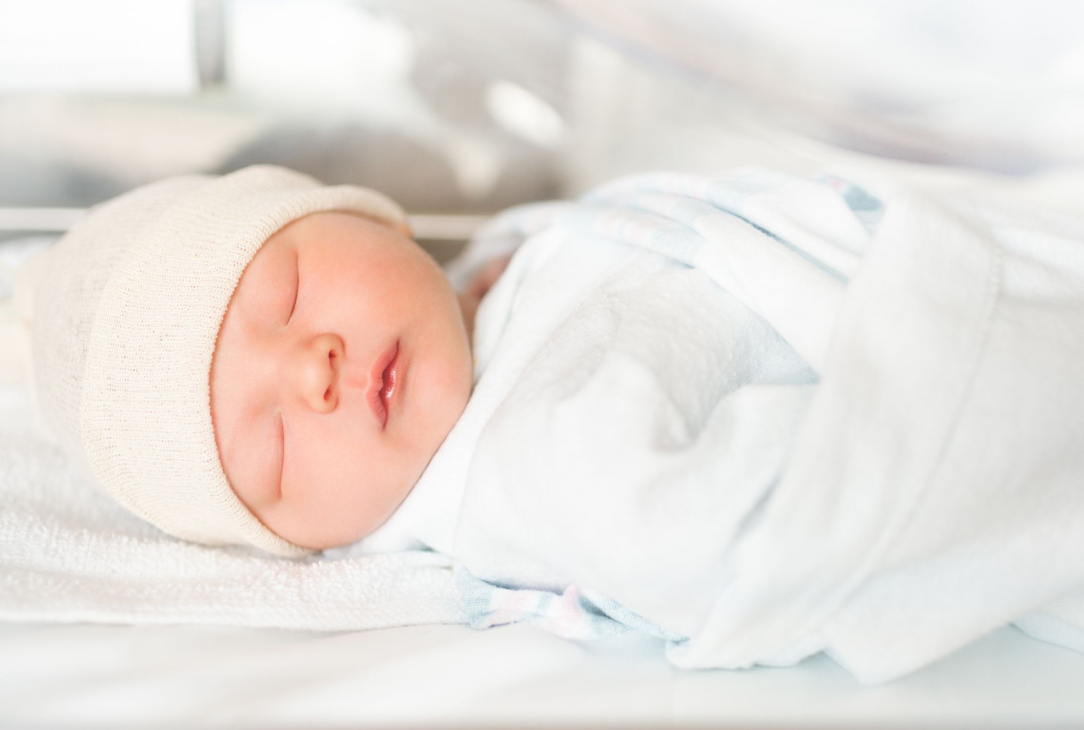 1. Monat: In den ersten Wochen schl&auml;ft Baby viel