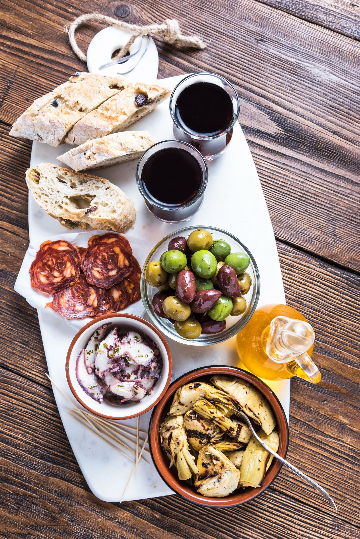 Antipasti-Platte mit mehreren Sch&auml;lchen