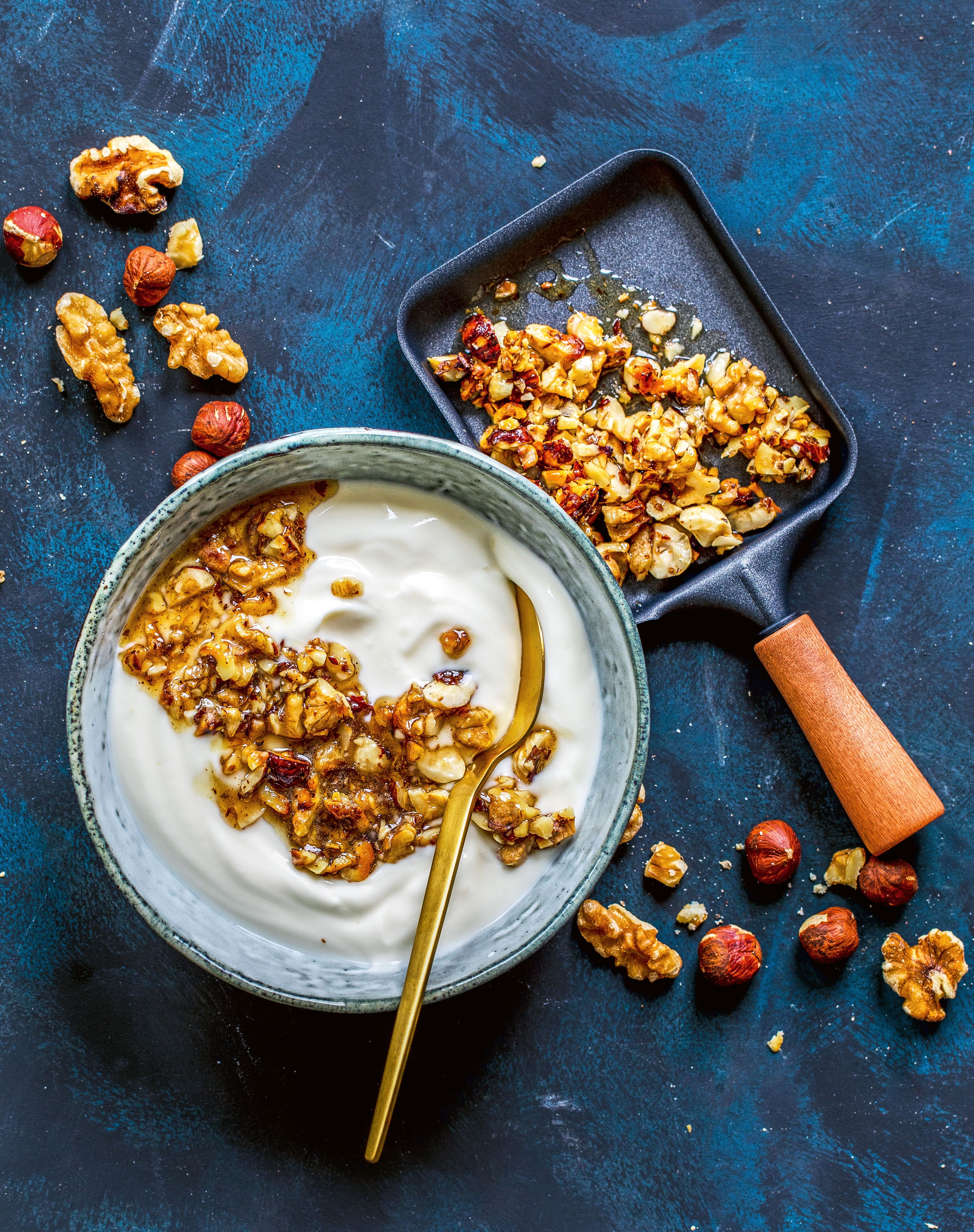 Süßes Raclette: Griechischer Joghurt Granola für griechischen Joghurt aus dem Pfännchen