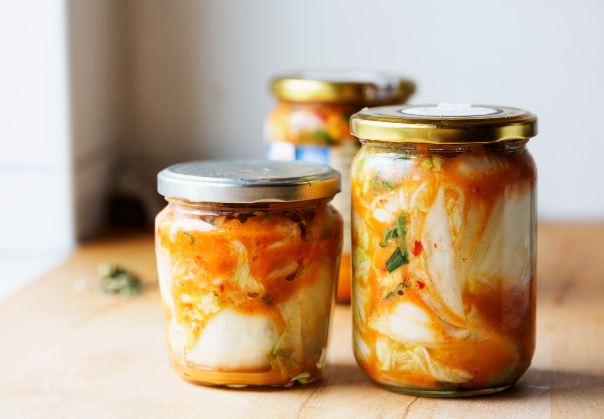 Fertiges Kimchi in kleinen Portionen abf&uuml;llen