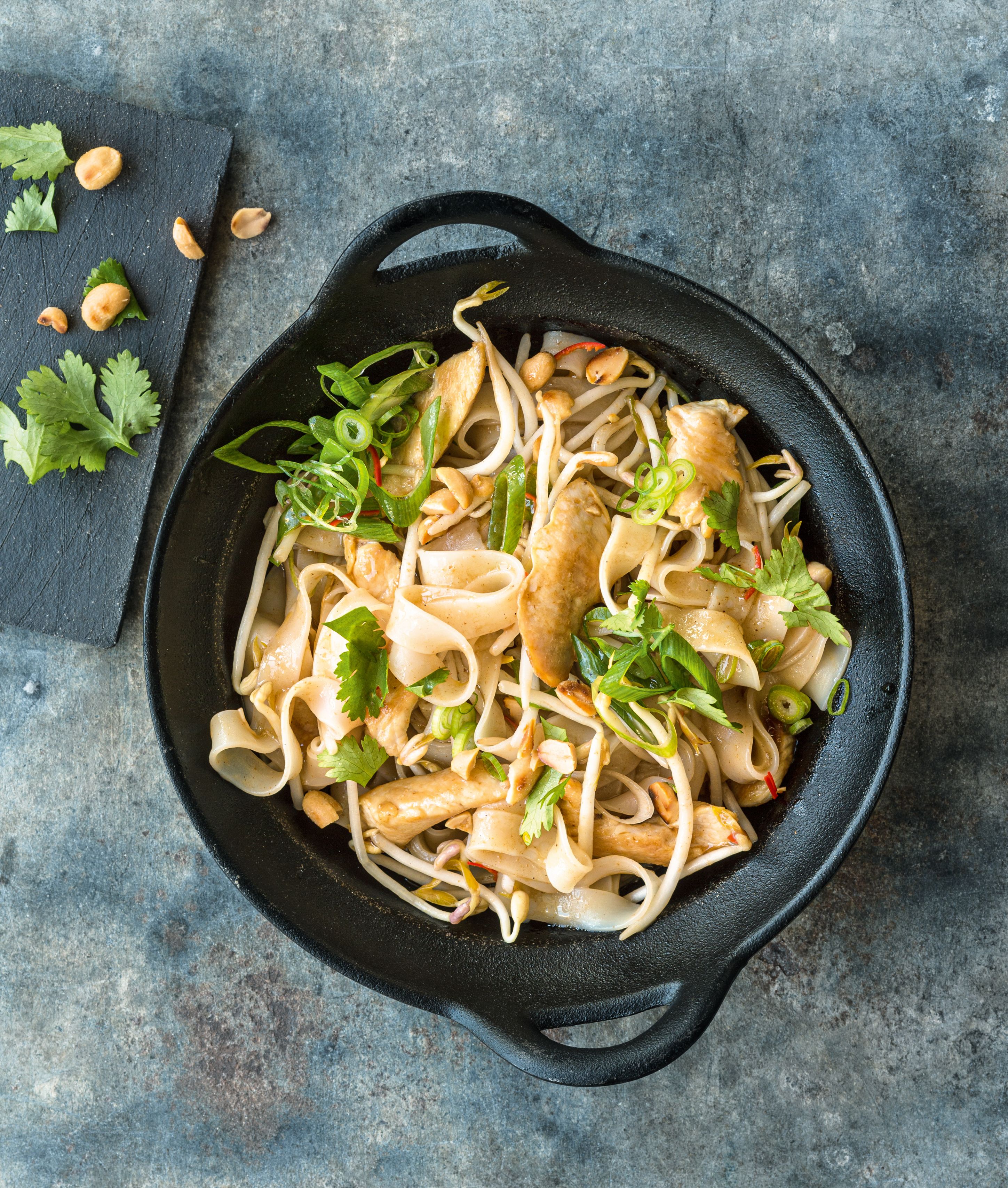 Sch&uuml;ssel mit Pad Thai mit H&auml;hnchen
