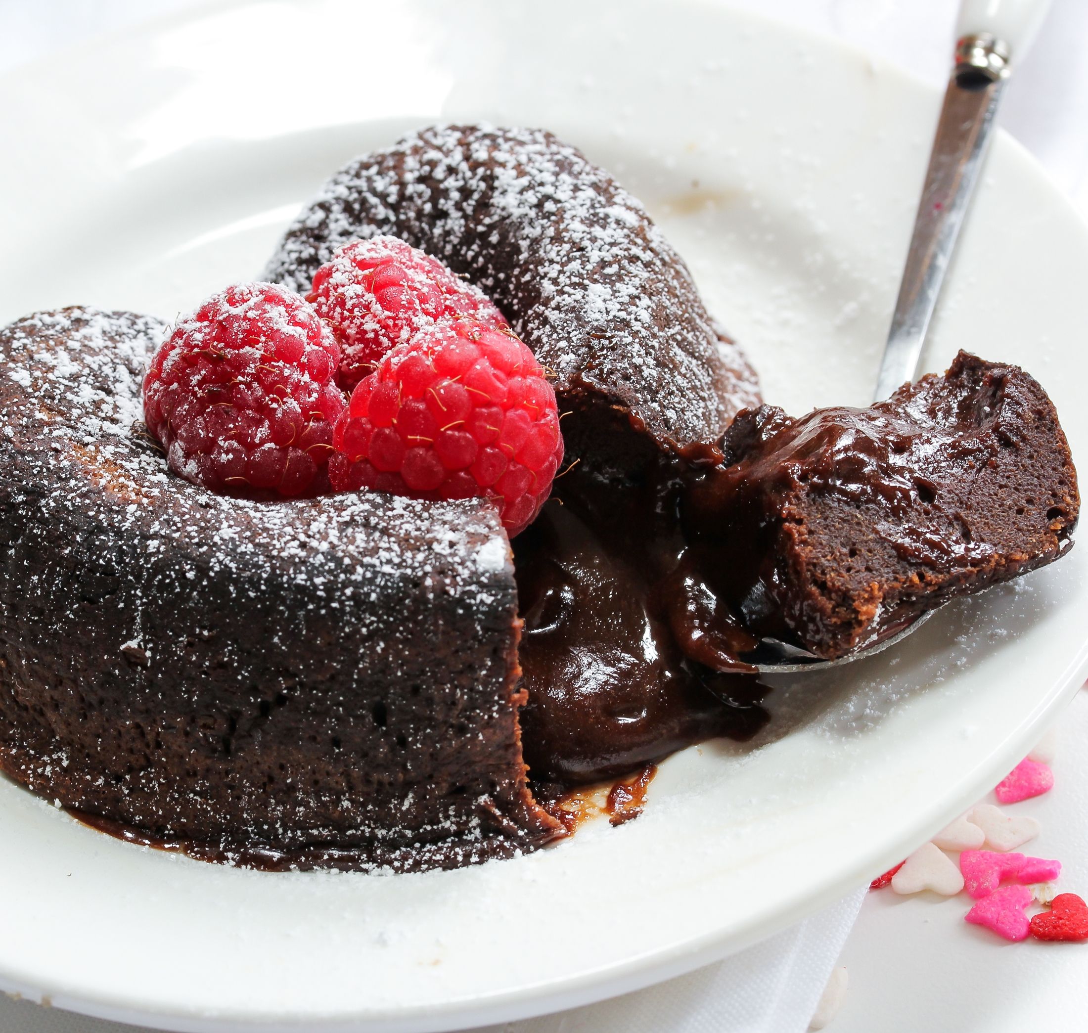 Lava Cake mit frischen Himbeeren toppen Lava Cake mit frischen Himbeeren toppen