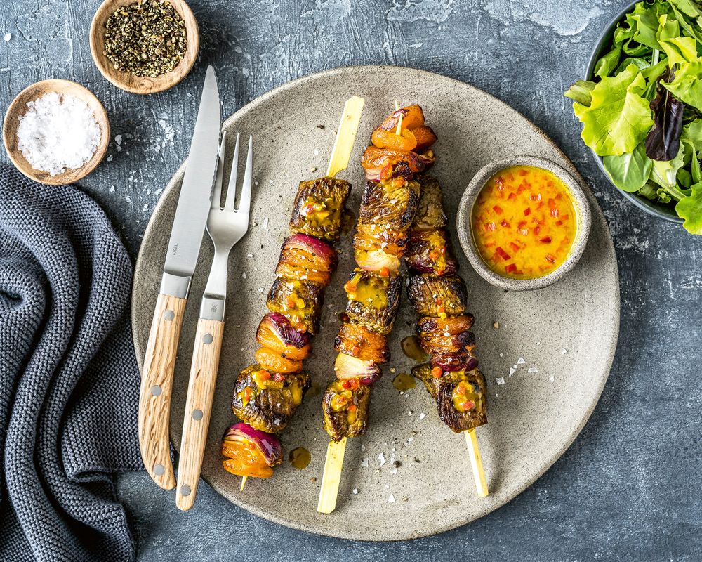 Afrikanische Grillspieße mit Rindfleisch und Aprikose Afrikanische Grillspieße mit Rindfleisch und Aprikose