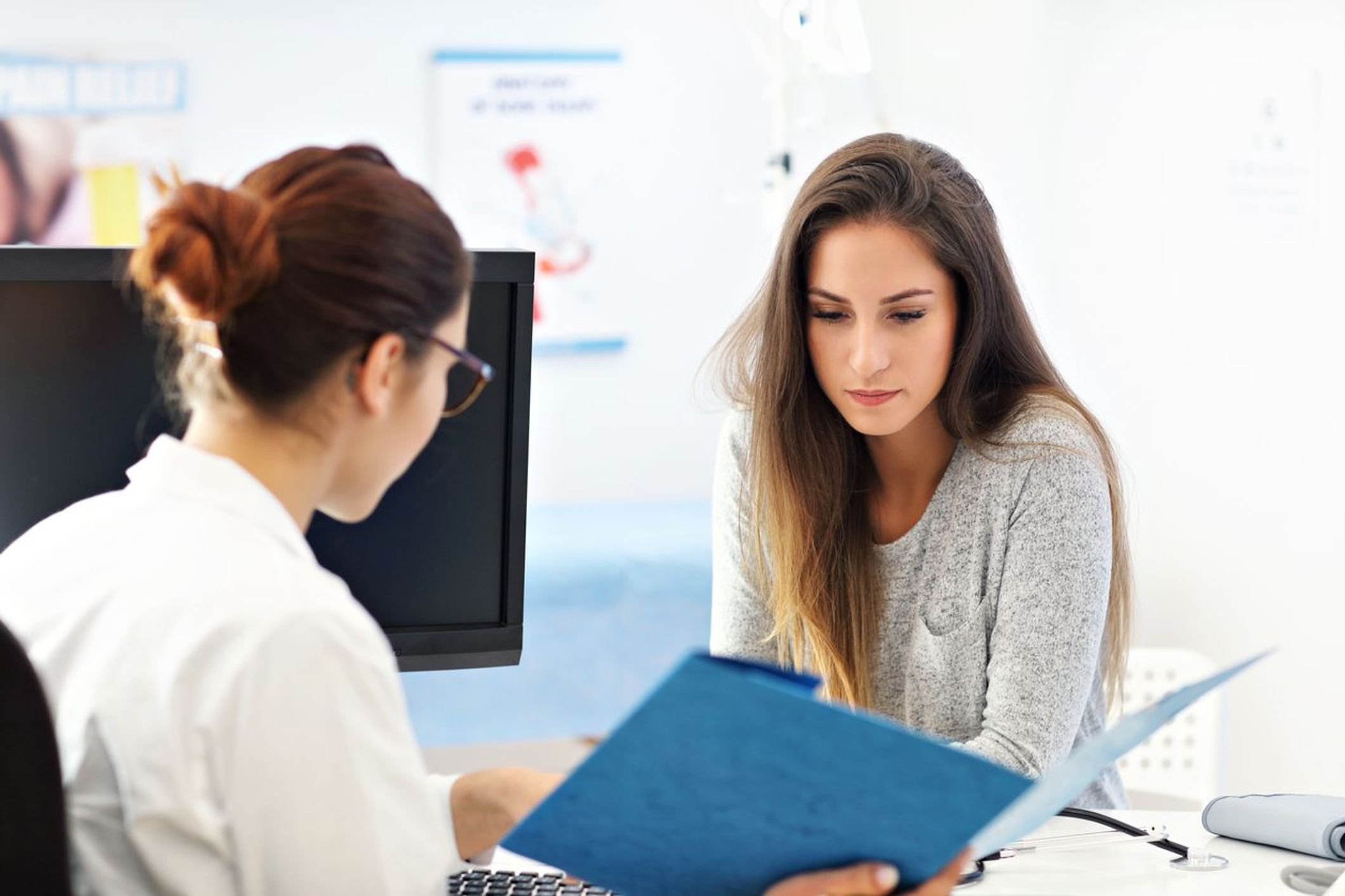 Dein Frauenarzt wird deine hCG-Testergebnisse erklären. Dein Frauenarzt wird deine hCG-Testergebnisse erklären.