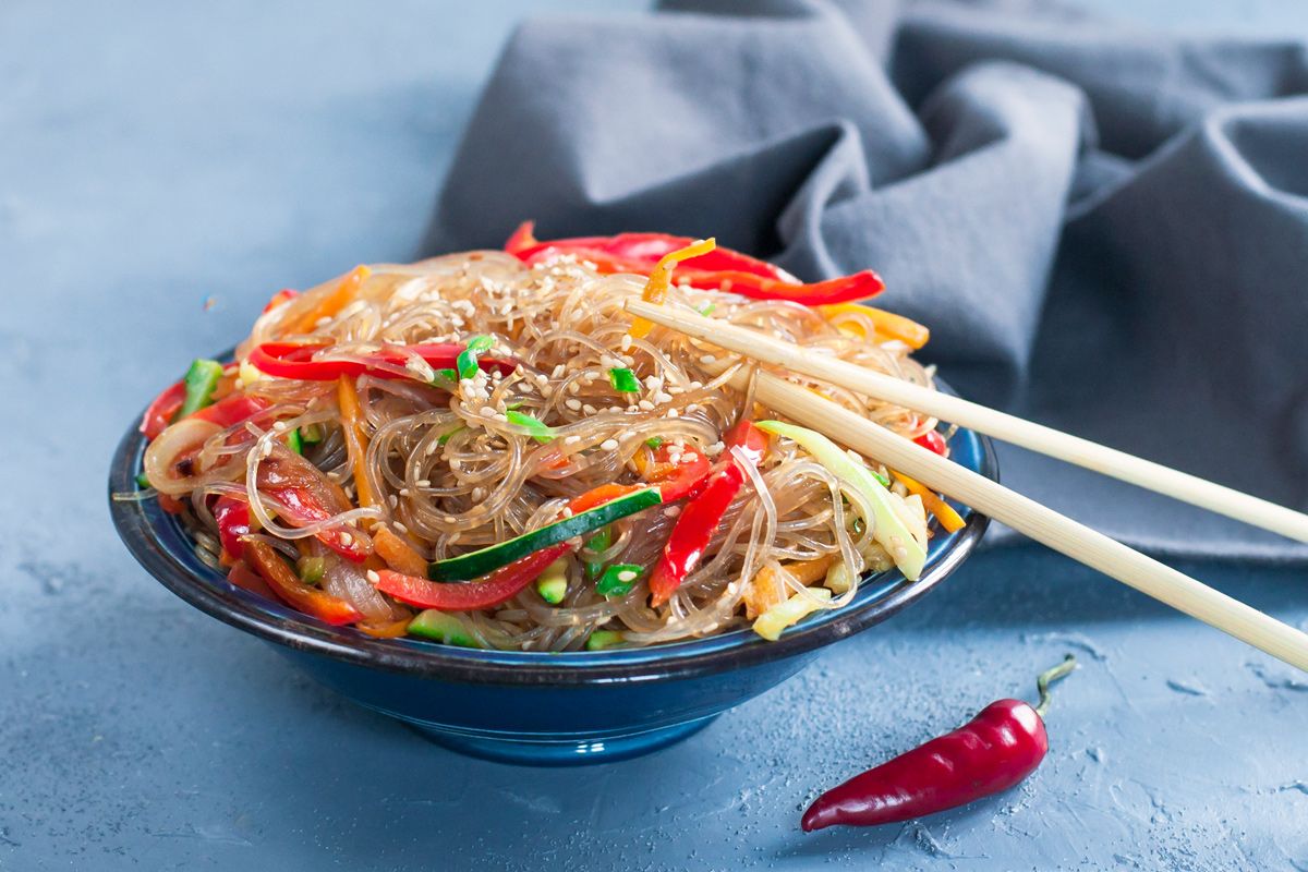 Koreanisch kochen: Rezept f&uuml;r Japchae, koreanischer Glasnudelsalat