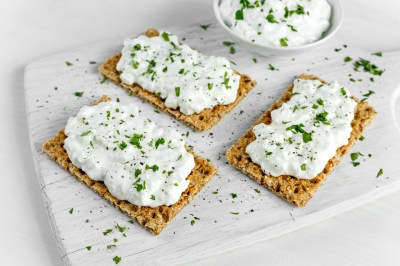 2 Scheiben Roggenknäckebrot mit Hüttenkäse haben 99 kcal.