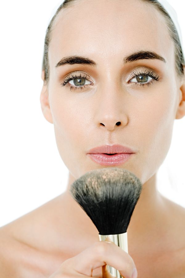 Puder auftragen mit dem Puderpinsel Puder auftragen mit dem Puderpinsel