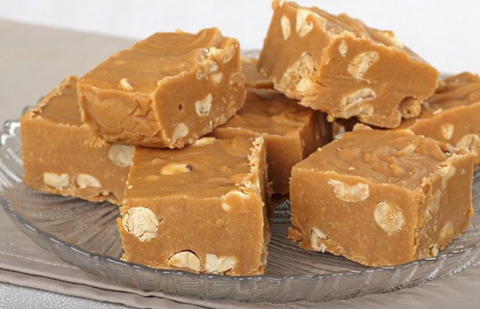 Geschenke aus der Küche: Selbstgemachte Erdnuss-Toffees Geschenke aus der Küche: Selbstgemachte Erdnuss-Toffees