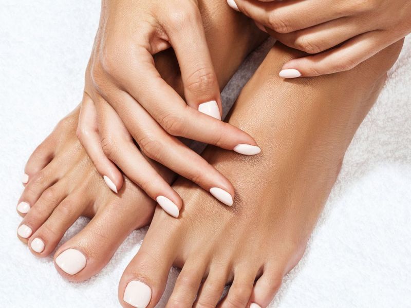 Hand- und Fußnägel sind weiß lackiert
