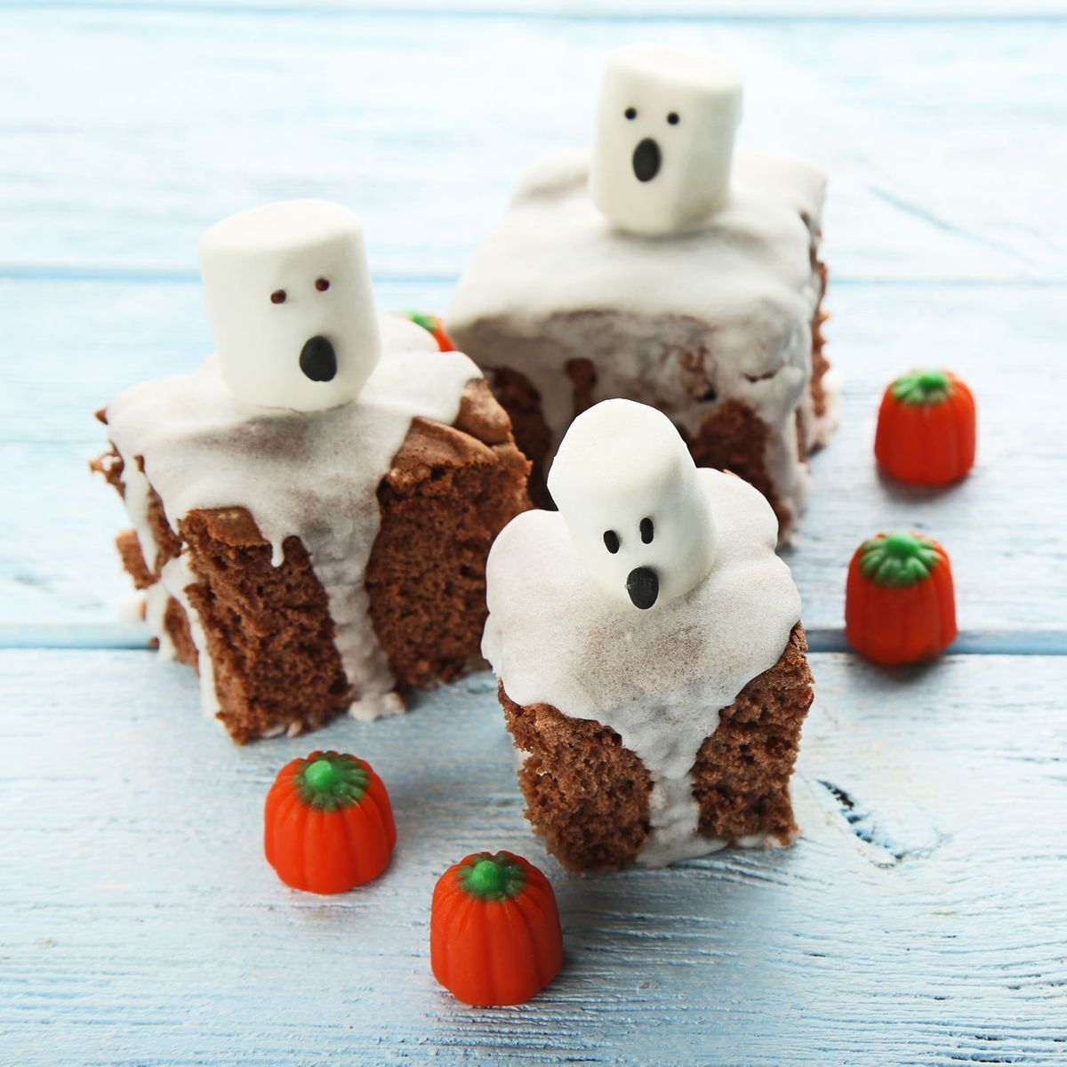 Brownies mit Marshmallow-Geistern.