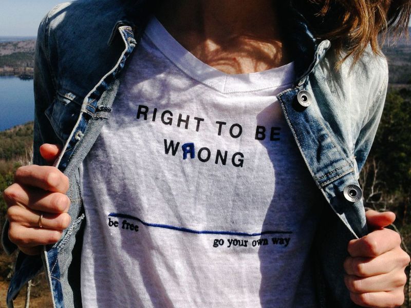 Frauen mit einem Motto-Shirt
