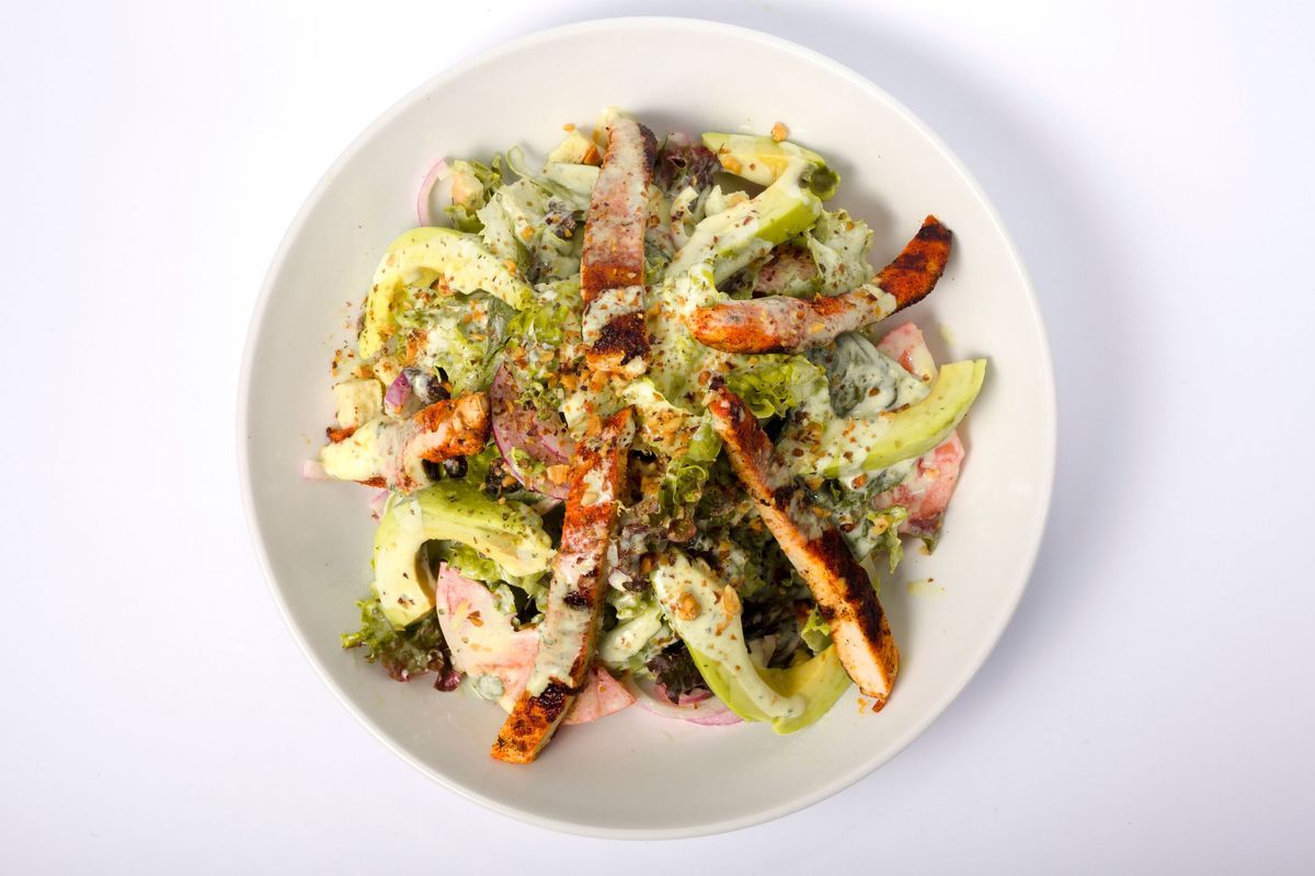 Schneller Avocado-Salat mit Joghurt-Dressing