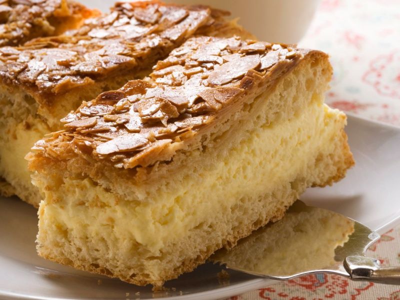 Bienenstich vom Blech: Schnelles Rezept f&uuml;r den Kuchenklassiker