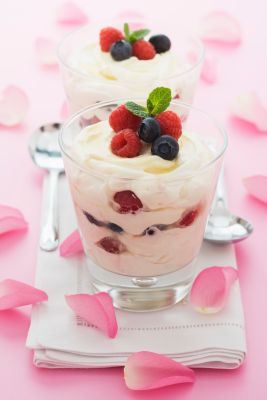 Frozen Joghurt mit Waldbeeren und Minze Frozen Joghurt mit Waldbeeren und Minze