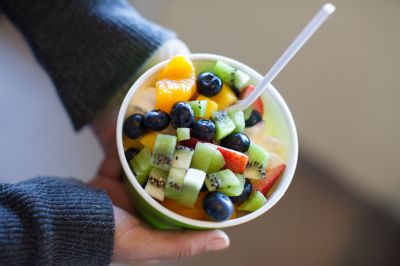 Frozen Joghurt mit Kiwi, Mango und Beeren Frozen Joghurt mit Kiwi, Mango und Beeren