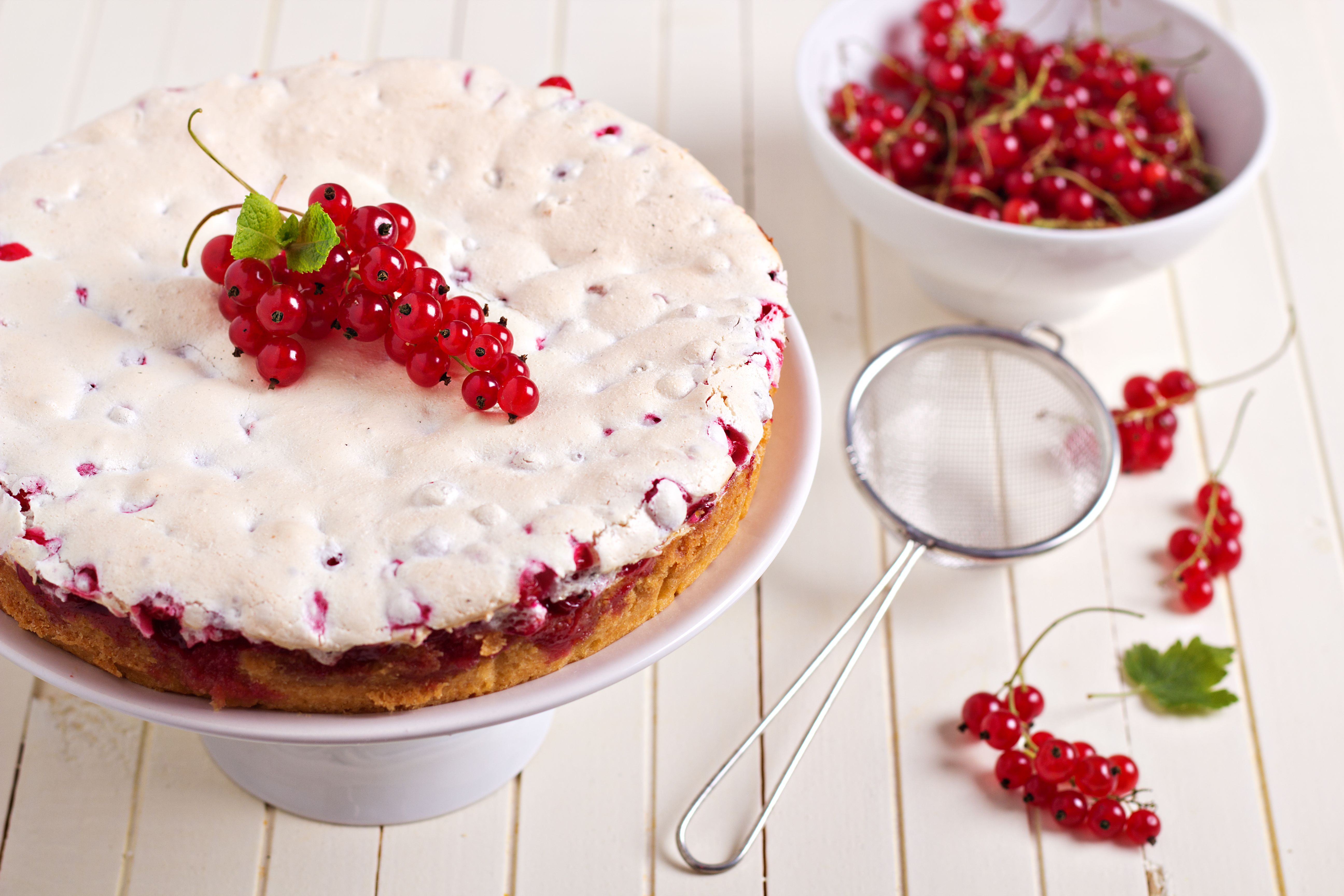 Johannisbeerkuchen mit Baiser: Fruchtig und leicht für warme Tage Johannisbeerkuchen mit Baiser: Fruchtig und leicht für warme Tage