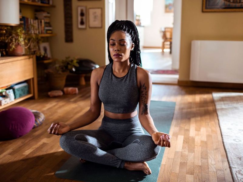Frau macht Yoga-&Uuml;bungen f&uuml;r Anf&auml;nger