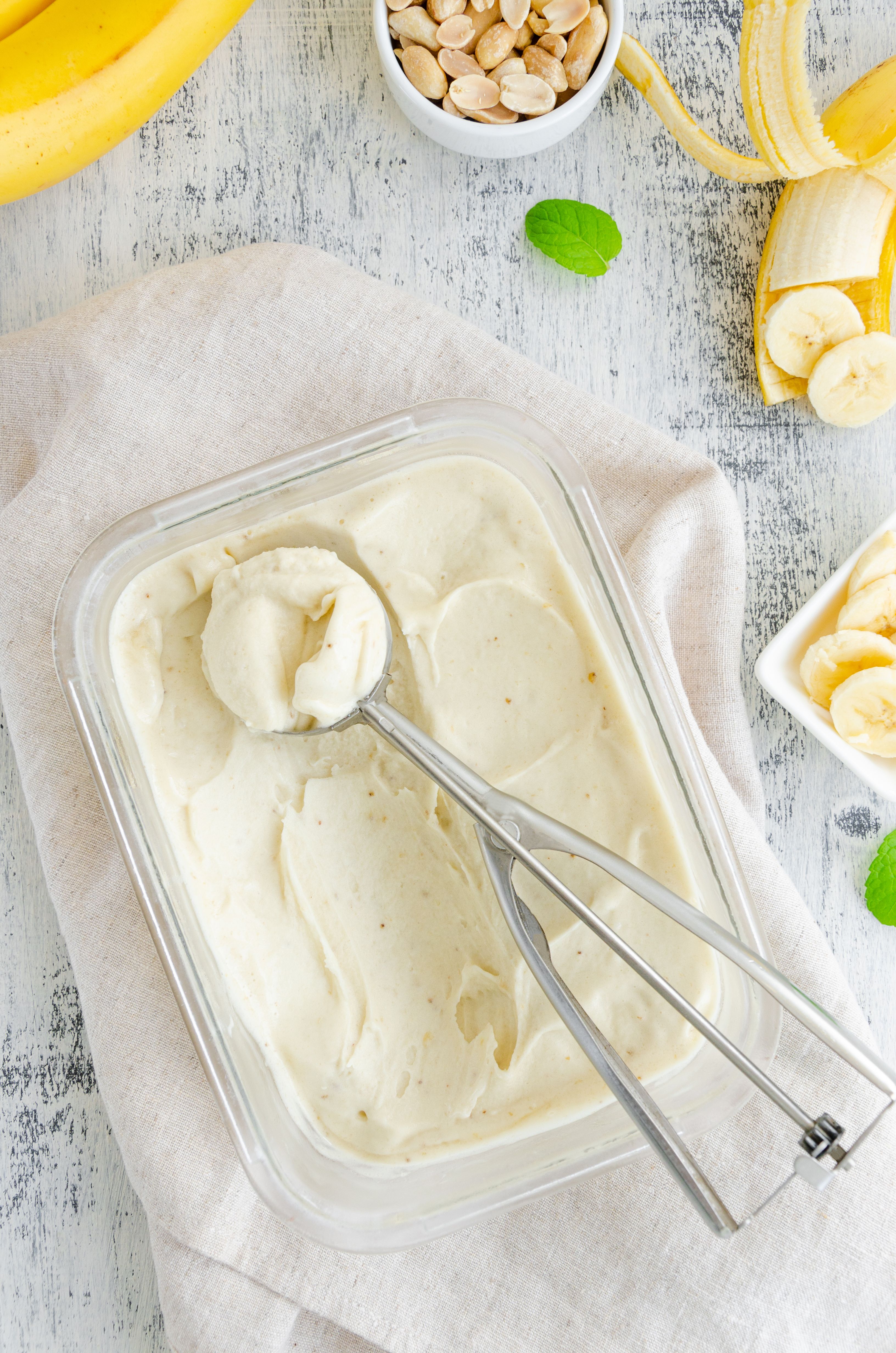 Eis mit Banane und Erdnussbutter Eis mit Banane und Erdnussbutter