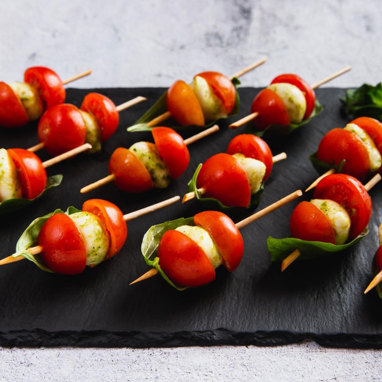 Tomate-Mozzarella am Stiel: Food Pops Tomate-Mozzarella am Stiel: Food Pops