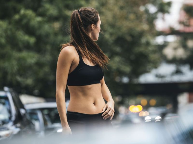Frau in bauchfreiem Top, Symbolbild für 30-Tage-Bauch-Challenge