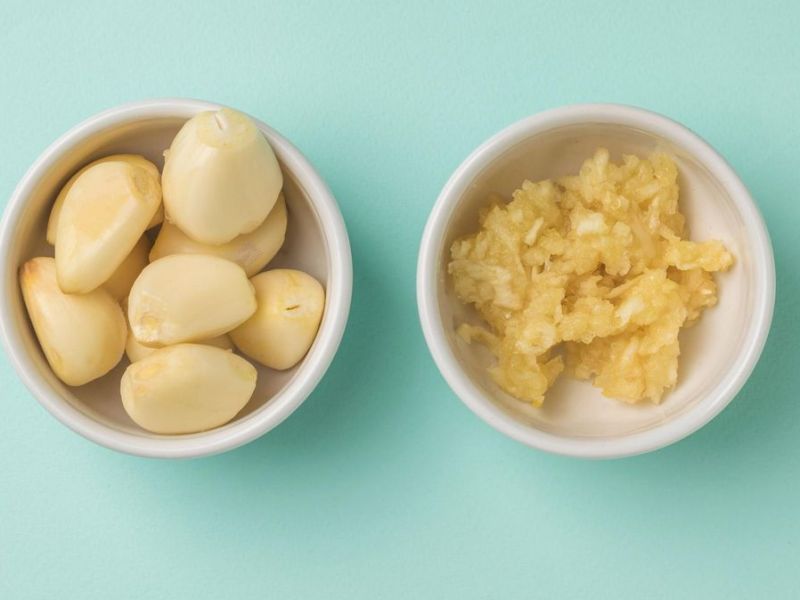 Knoblauch in Sch&auml;lchen