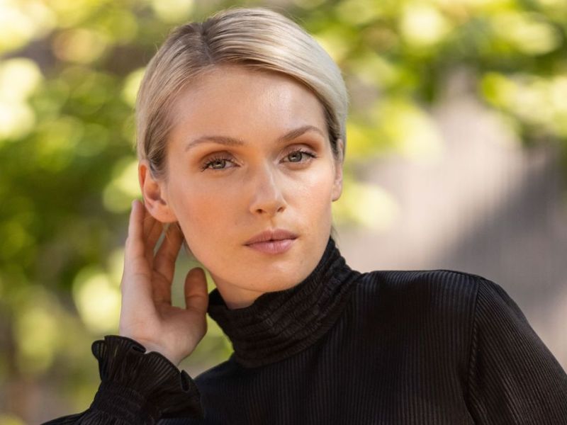 Diese 4 beliebten Frisuren und Haarfarben machen älter (+ Hairstyles, die viel jünger zaubern)