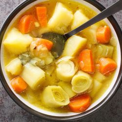 Kartoffel-M&ouml;hren-Lauch-Eintopf: Schnelles vegetarisches Rezept f&uuml;r kalte Wintertage