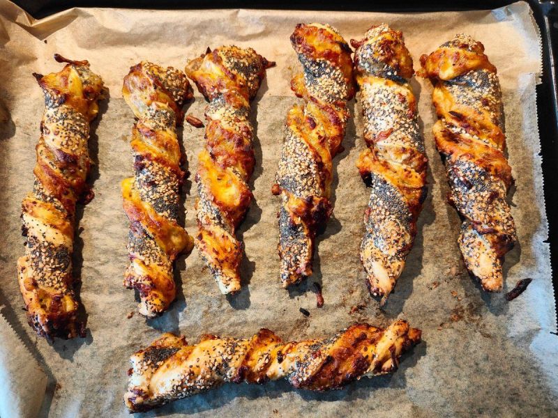 Herzhafte Knusperstangen aus Blätterteig: Blitzrezept fürs Party-Buffet
