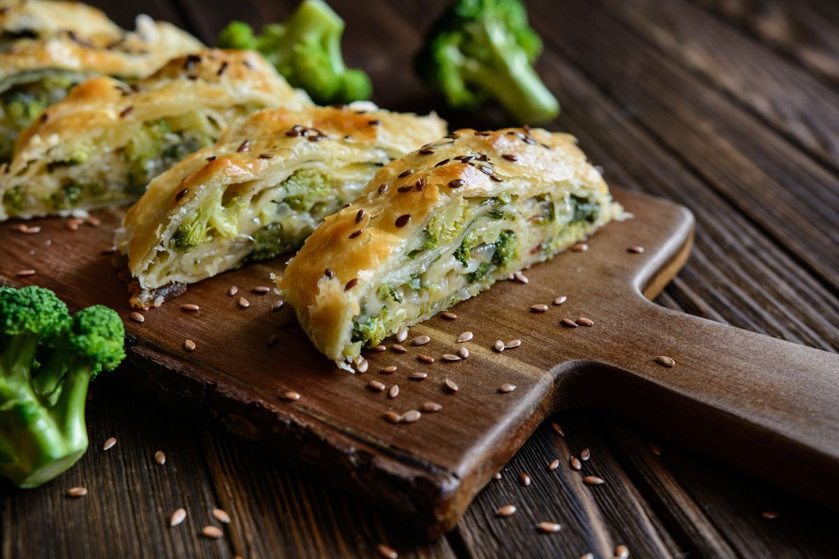 Brokkoli-Bl&auml;tterteig-Strudel auf einem Holzbrett.