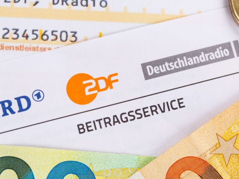 Brief &uuml;ber die Rundfunkgeb&uuml;hren. Darauf liegen Geldscheine.