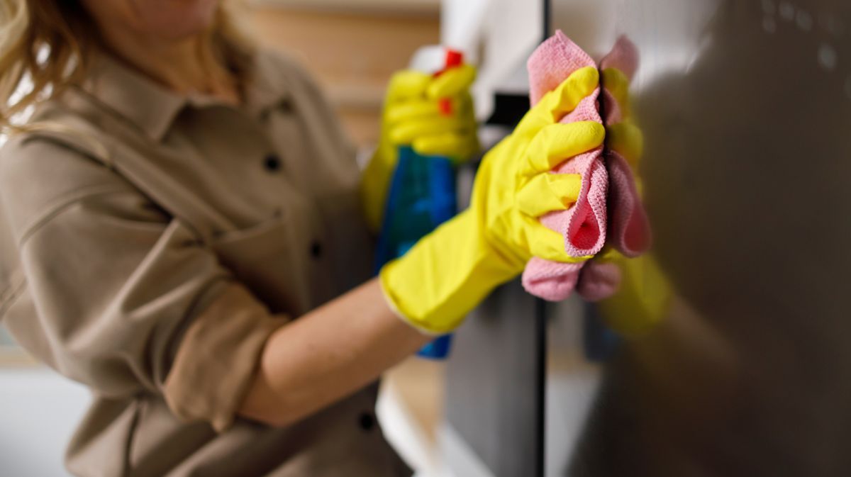 Fingerabdr&uuml;cke auf Edelstahl sind l&auml;stig. Mit einem einfachen Hausmittel lassen sie sich aber vermeiden.