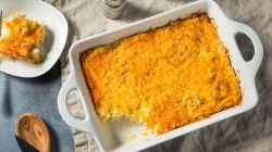 R&ouml;sti-Auflauf mit K&auml;se &uuml;berbacken.