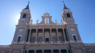 Gleich neben dem K&ouml;nigspalast beeindruckt die Almudena-Kathedrale.