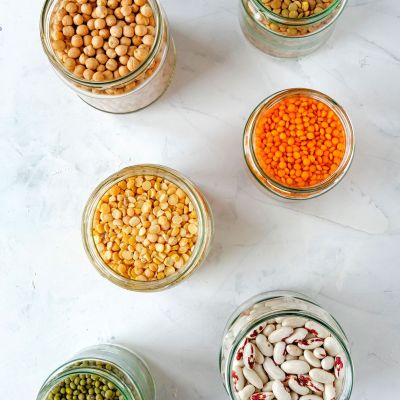 Hülsenfrüchte wie Linsen liefern pflanzliche Proteine, perfekt für die Low Carb Ernährung. Hülsenfrüchte wie Linsen liefern pflanzliche Proteine, perfekt für die Low Carb Ernährung.