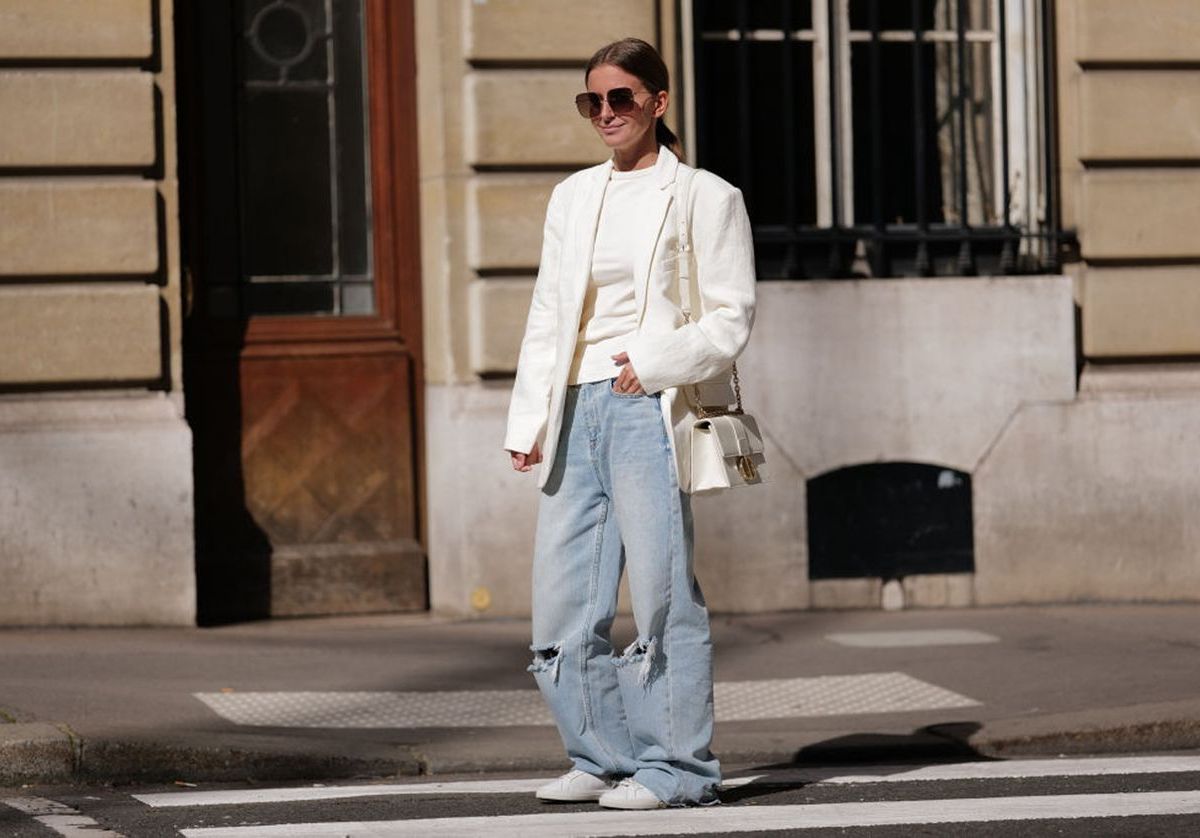 Frau mit Jeans und wei&szlig;em Oberteil, Streetstyle-Fotografie