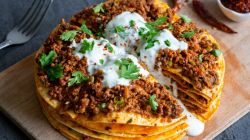 Eine Art t&uuml;rkische Lasagne mit Teigfladen, zwischen die Hackfleisch geschichtet wird