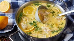 Gro&szlig;er Suppentopf mit H&uuml;hnersuppe, Zitronen und Reis.