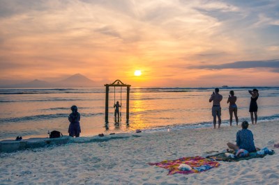 Schaukel im Meer, Indonesien Schaukel im Meer, Indonesien