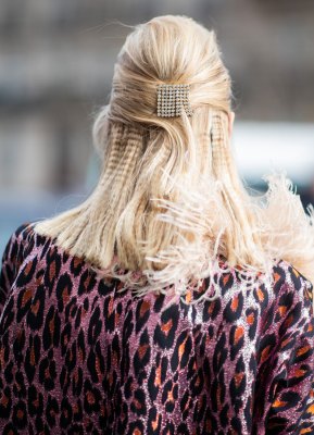 Die schönsten Übergangsfrisuren: Halboffenes Haar mit Hingucker-Spange