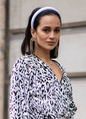 Die schönsten Übergangsfrisuren: Long-Bob mit süßem Haarreif