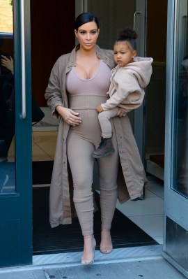 Kim Kardashian und ihre Tochter North West Kim Kardashian und ihre Tochter North West