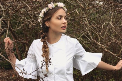 Mit Feder und Blumen in den Sommer: Hier kommen traumhaft schöne Boho-Frisuren Mit Feder und Blumen in den Sommer: Hier kommen traumhaft schöne Boho-Frisuren